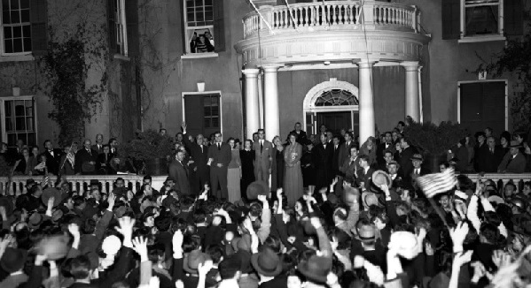 The parade of townspeople around the Roosevelt home has been a tradition on election nights (AP Photo)