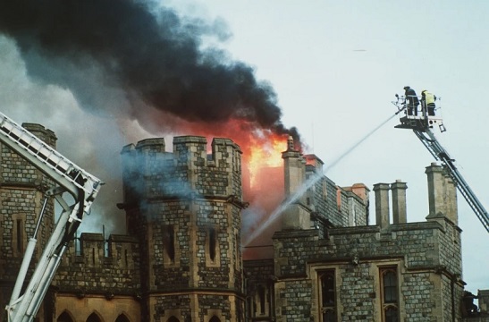  A fireman fights the flames rising from the roof of a private chapel in Windsor Castle 20 miles west of London (AP-Photo, Allistair Grant)