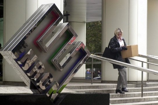 A woman carries a box from Enron headquarters amid speculation the energy trading company is on the verge of bankruptcy (AP Photo-Pat Sullivan)