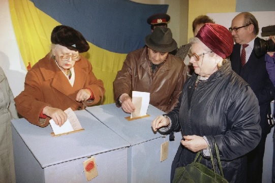 Ukrainians cast their ballots in Kiev during their first presidential election and a referendum of independence from the Soviet Union (AP Photo - Liu Heung Shing)