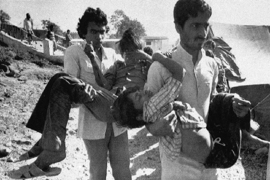 Two men carry to a hospital children blinded by the Union Carbide chemical pesticide leak in Bhopal, India (AP Photo - Sondeep Shankar)