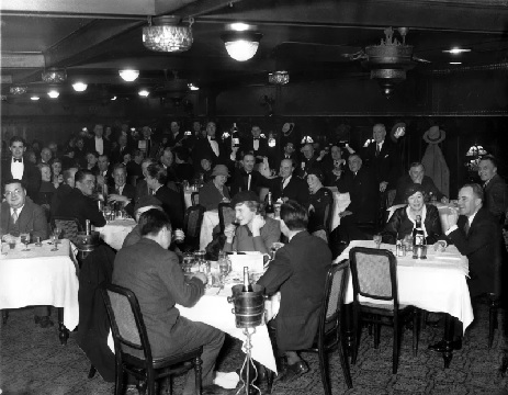 People enjoy legal drinking as they gather at Cavanagh’s in New York City after the 21st Amendment is ratified (AP Photo)