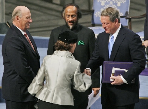 Nobel Peace Prize winner Al Gore is greeted by Norway’s King Harald V and Queen Sonja at City Hall in Oslo, Norway (AP Photo - John McConnico)