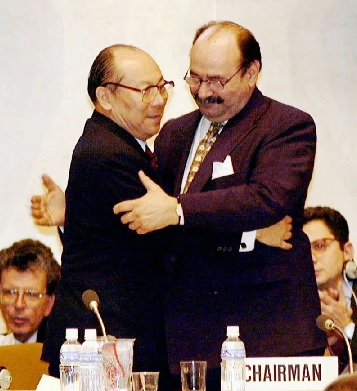 Raul Estrada-Oyuela, Argentine mediator of the United Nations climate change conference and Japanese Environment Minister Hiroshi Ohki in Kyoto (AP Photo)