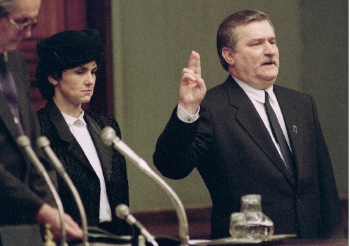 Lech Walesa takes Oath