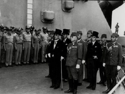  Hirohito arrives on US battleship to surrender, ending WW2