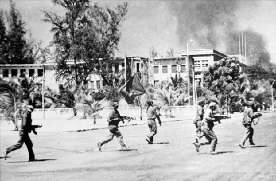 The Cambodian revolutionary armed forces and Vietnamese volunteer soldiers enter Phnom Penh to overthrow the Pol Pot genocidal regime (Photo VNA).