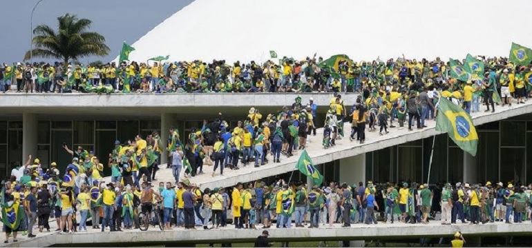 Bolsonaro supporters storm presidential palace