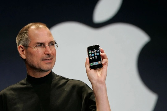 Steve Jobs introduces the iphone