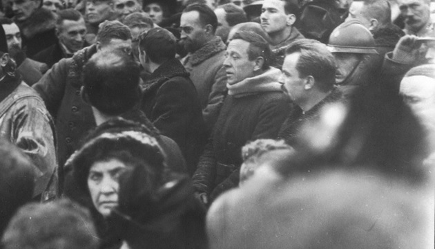 A public prayer on Sofiyska Square in Kyiv on proclamation of the Act of Reunification of the UPR and the WUPR